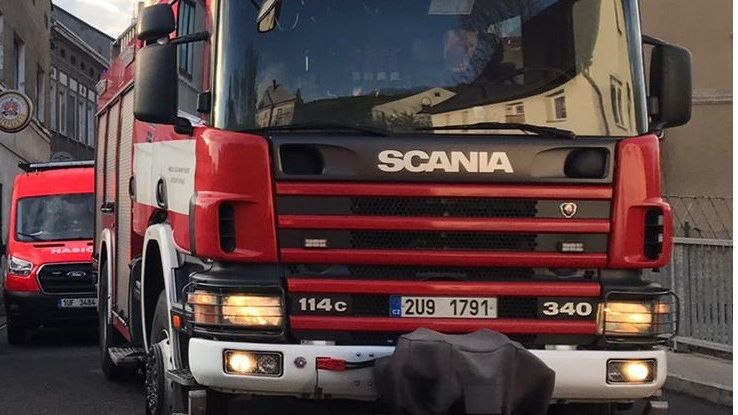 V domě na Teplicku hořelo, jeden člověk se popálil